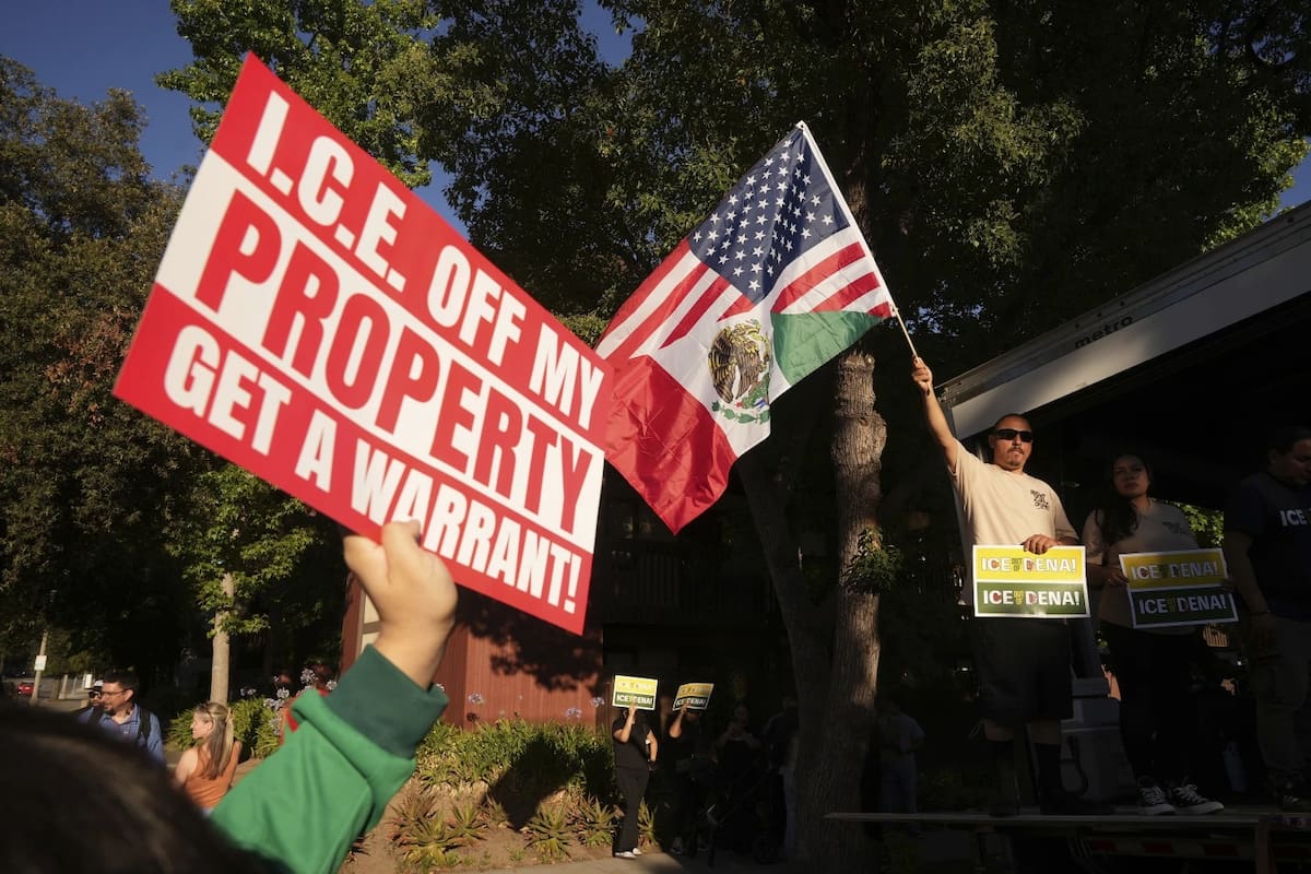 Residentes se reunieron durante una vigilia comunitaria el lunes 30 de junio de 2025 para solidarizarse con una familia inmigrante luego de que agentes de ICE detuvieran a Rosalina Luna Vargas el sábado 28 de junio frente a sus hijos en Pasadena, California. | Crédito: AP/Damian Dovarganes
