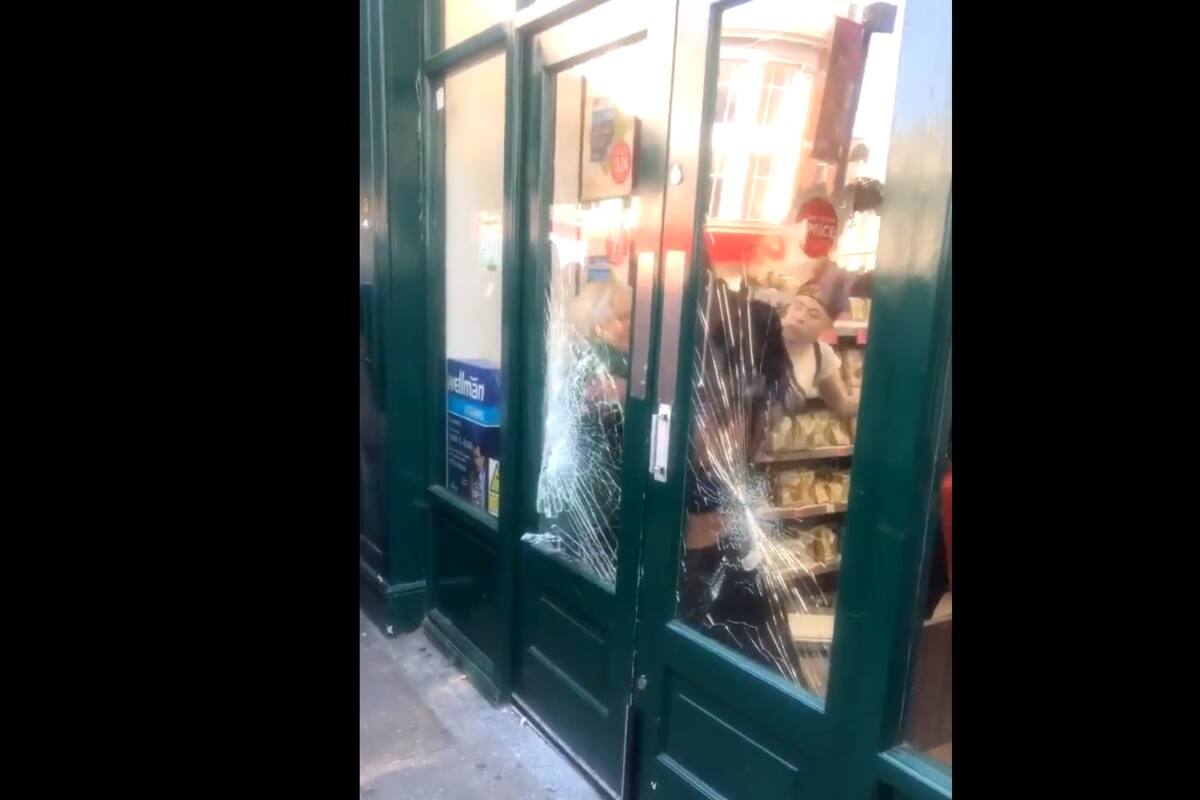VIDEO: Jóvenes golpean brutalmente a vendedora de tienda