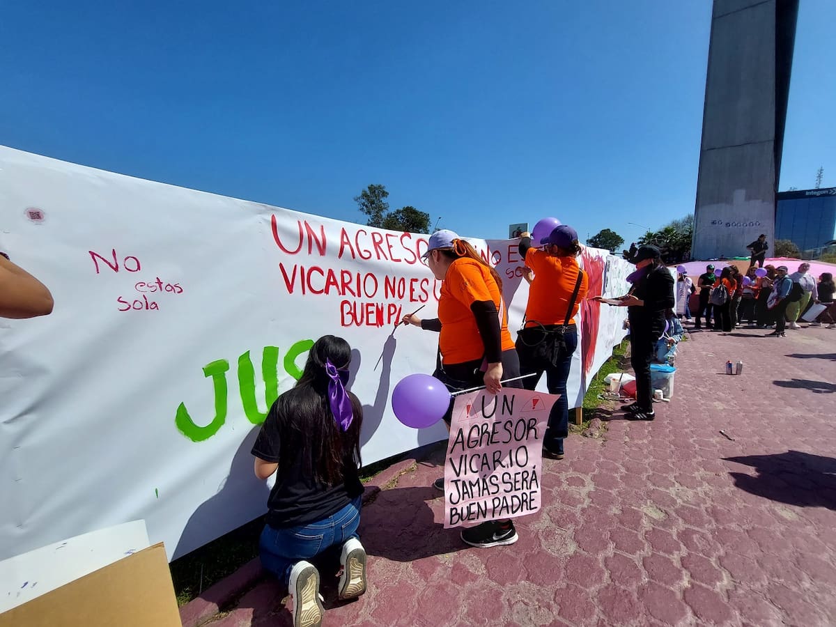 La artista Una Cristiana instaló una lona de más de 28 metros de largo para que las participantes en las manifestaciones expresaran su sentir en este 8M. Foto: Khennia Reyes
