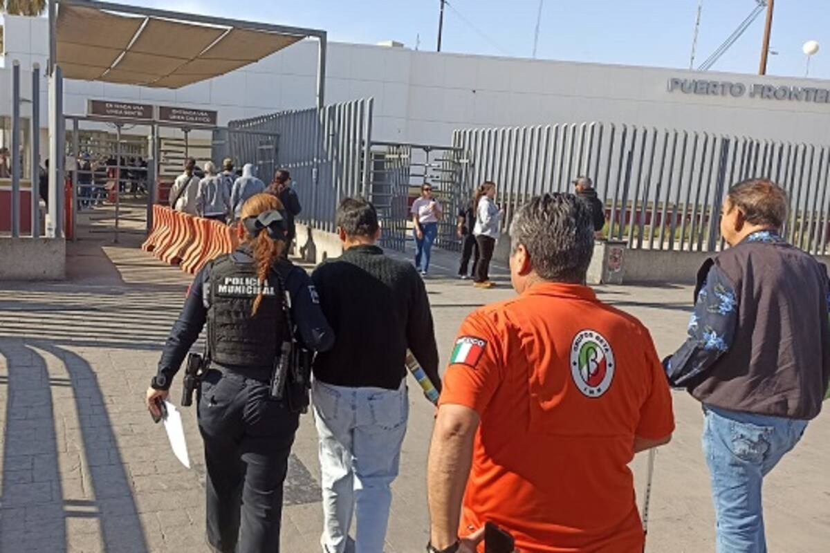 Reúnen a mujer estadounidense con su familia en garita de zona centro