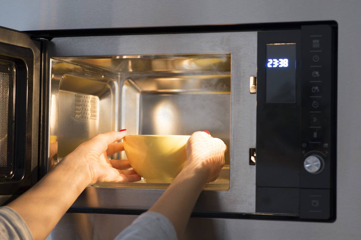 Alimentos que nunca deberías calentar en el microondas