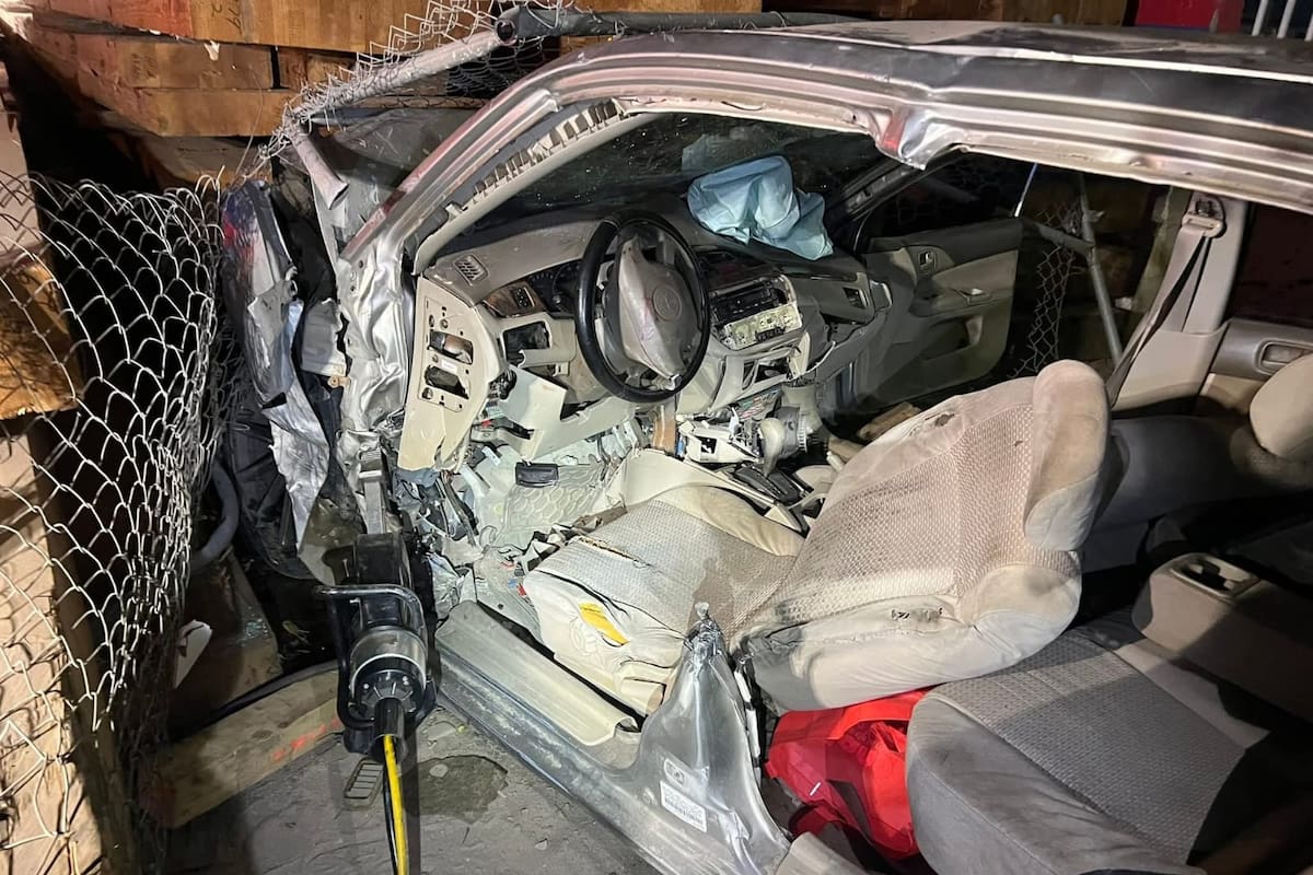 Dos mueren en SLRC al estrellar auto contra una casa