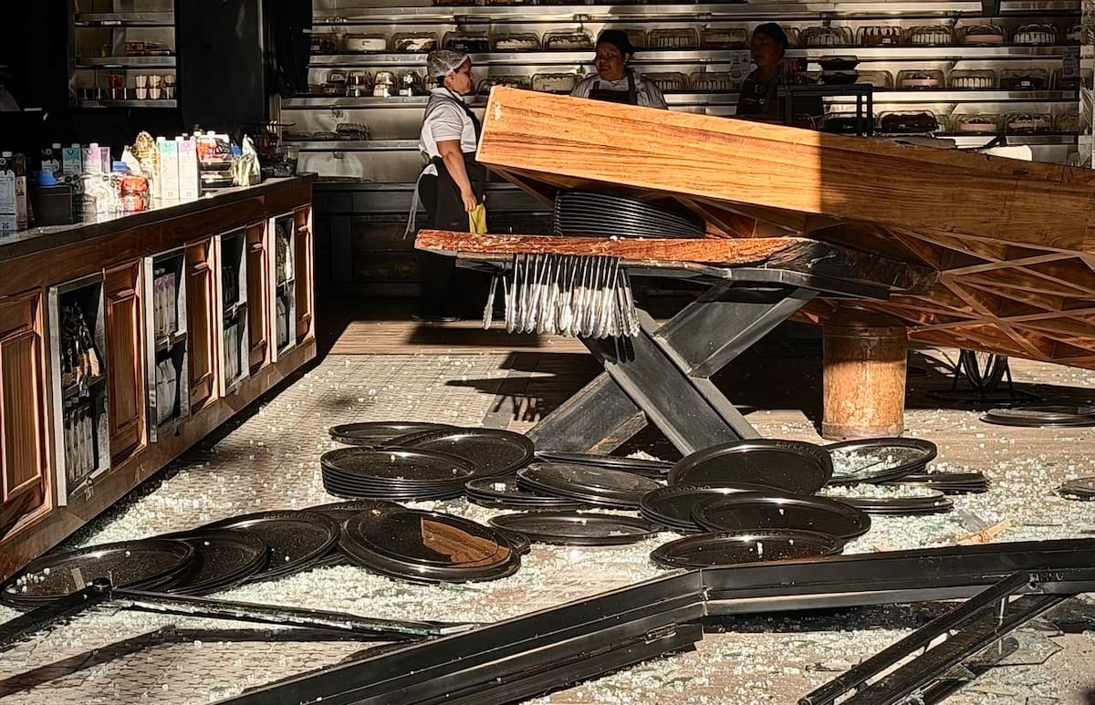 Una camioneta Ford Edge terminó dentro de la panadería La Esperanza, en Natura, Tijuana, tras un presunto error con los pedales; una trabajadora resultó lesionada. Foto: Border Zoom