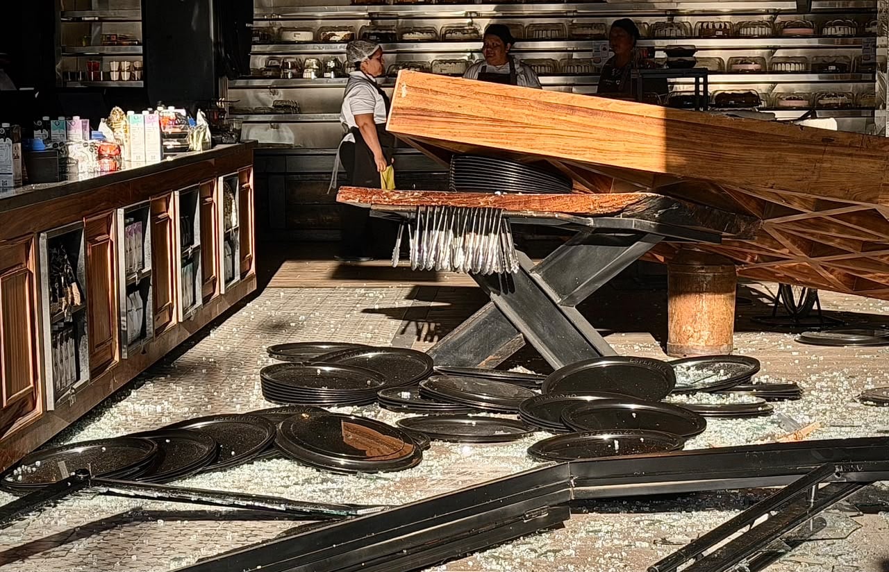 Una camioneta Ford Edge terminó dentro de la panadería La Esperanza, en Natura, Tijuana, tras un presunto error con los pedales; una trabajadora resultó lesionada. Foto: Border Zoom
