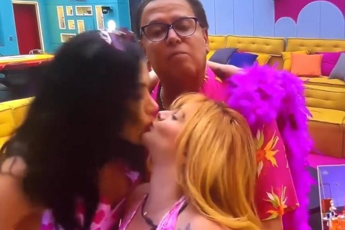 Briggitte y Karime se dan beso en la boca
