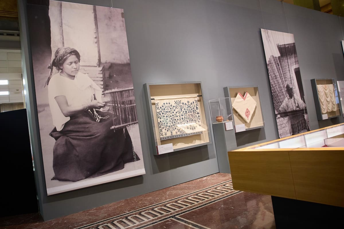 El ministro José Manuel Albares inauguró la exposición "La mitad del mundo. La mujer en el México indígena".
