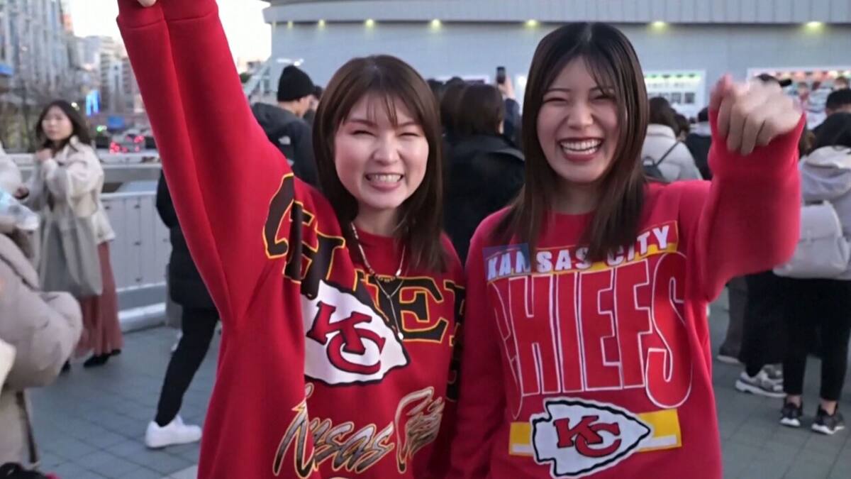 Durante la visita de Taylor Swift a Tokyo, 'swifties' japonesas portan sudaderas de los Kansas City Chiefs. | Foto: KSHB 41