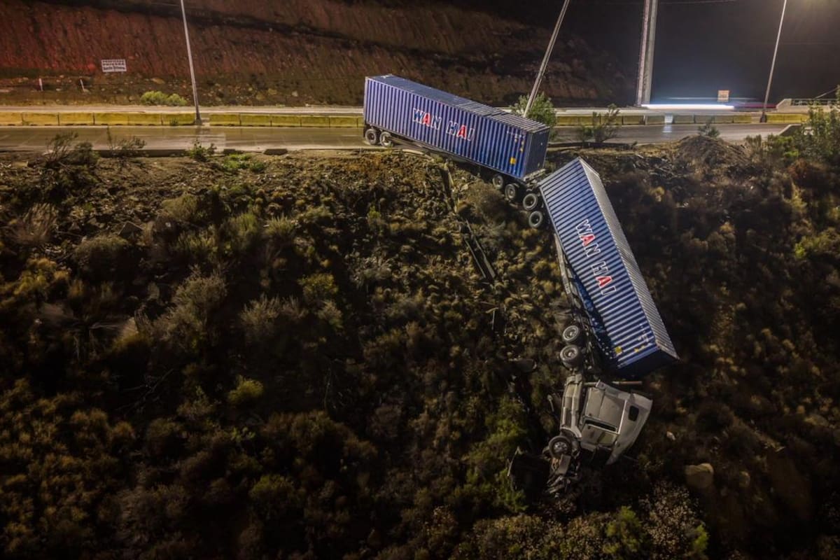 Tractocamión de doble remolque cae a ladera en el bulevar Limón Padilla