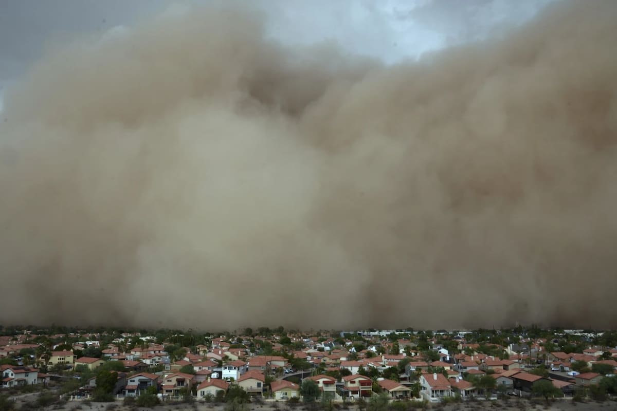 Una gigantesca tormenta de polvo se acerca al área metropolitana de Phoenix mientras una tormenta monzónica eleva el polvo al aire, el lunes 25 de agosto de 2025, en Phoenix. | Crédito: AP/Ross D. Franklin