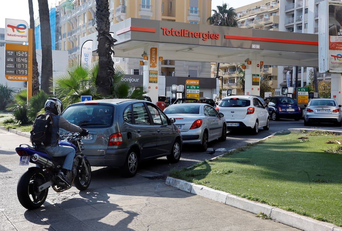 FOTO DE ARCHIVO. Conductores de automóviles hacen cola para llenar su depósito de combustible en una gasolinera de TotalEnergies en Niza, Francia. 17 de octubre de 2022. REUTERS/Eric Gaillard