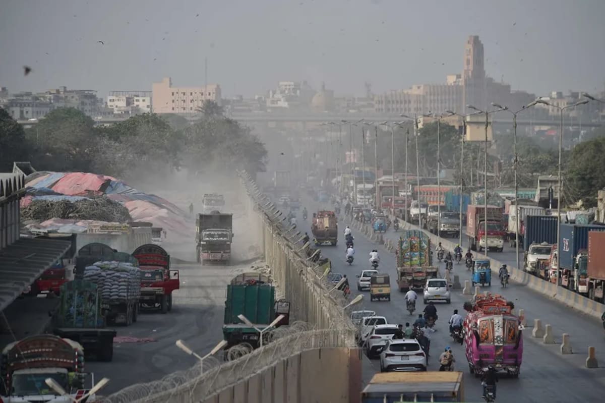 Camiones que transportan contenedores causan atascos de tráfico cerca del puerto de Karachi tras una escalada militar entre India y Pakistán, en Karachi, Pakistán. / EFE