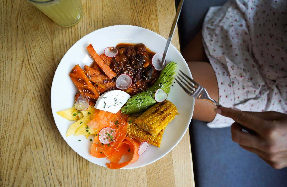Comer lo mismo todos los días puede ayudar a bajar de peso y cuestiona la idea de “comer variado todo el tiempo” | Foto: Especial (canva)