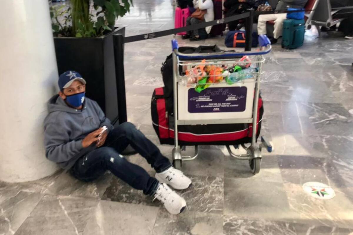 Desde el martes se encuentra en el aeropuerto de Tijuana por la cancelación de vuelos