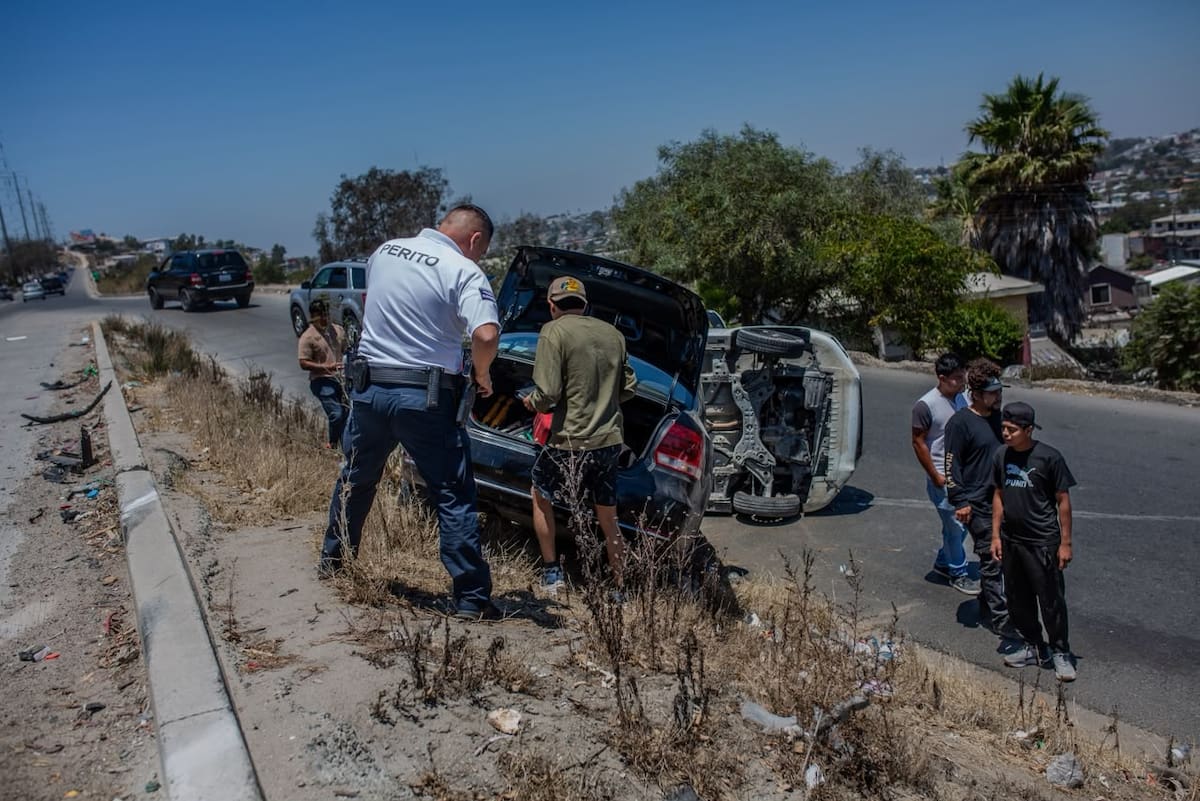 Un choque entre dos vehículos terminó con una volcadura sobre el Libramiento Rosas Magallón; no se reportaron personas lesionadas de gravedad.
Fotos: Border Zoom.