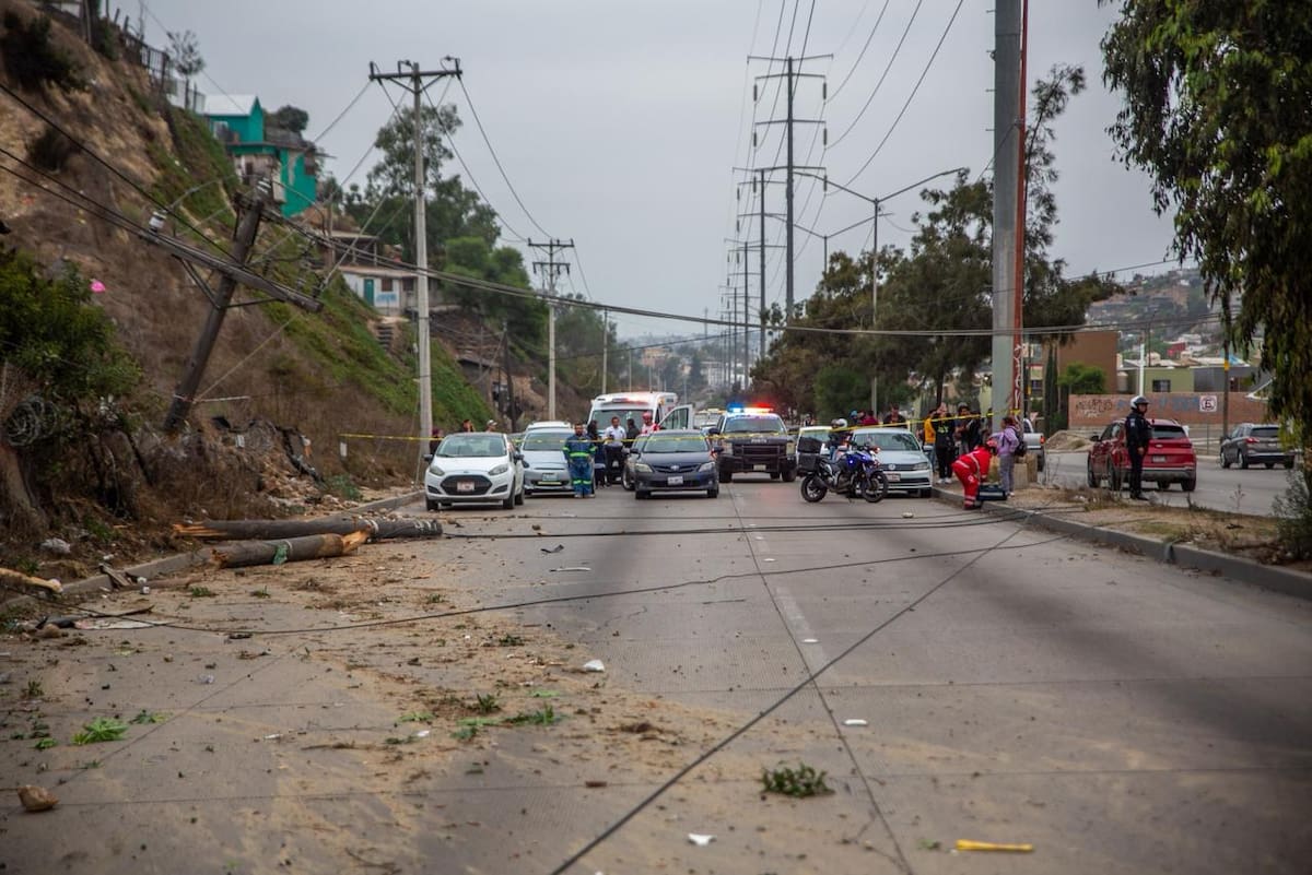 El percance se registró alrededor de las 7:00 horas, y bomberos junto con personal de tránsito acudieron al lugar. Foto: Border Zoom