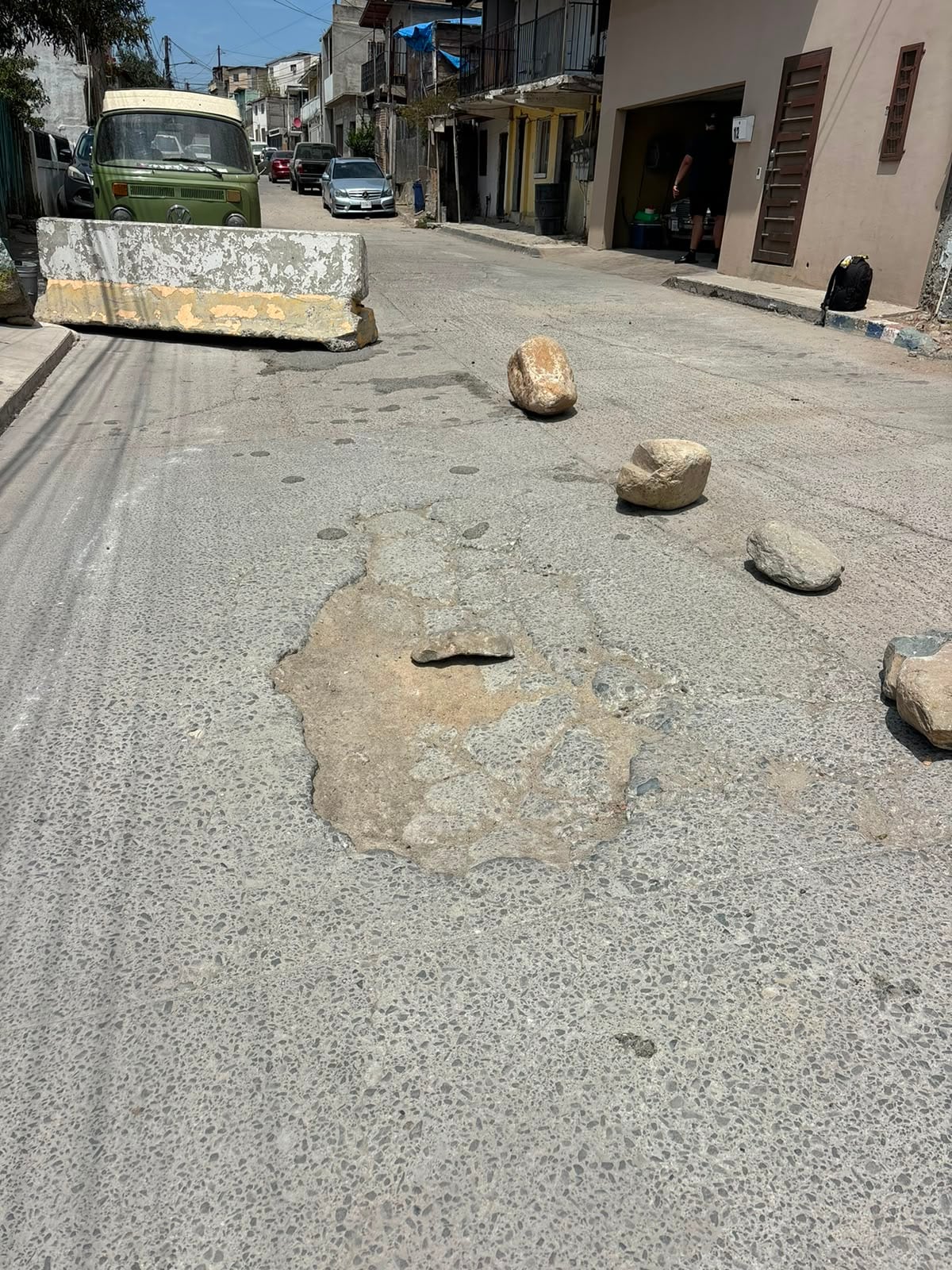 Habitantes aseguran que el paso de vehículos pesados ha agravado el hundimiento de la calle Benito Juárez y pone en riesgo sus viviendas.Fotos: Lorena Yaneim Salinas.