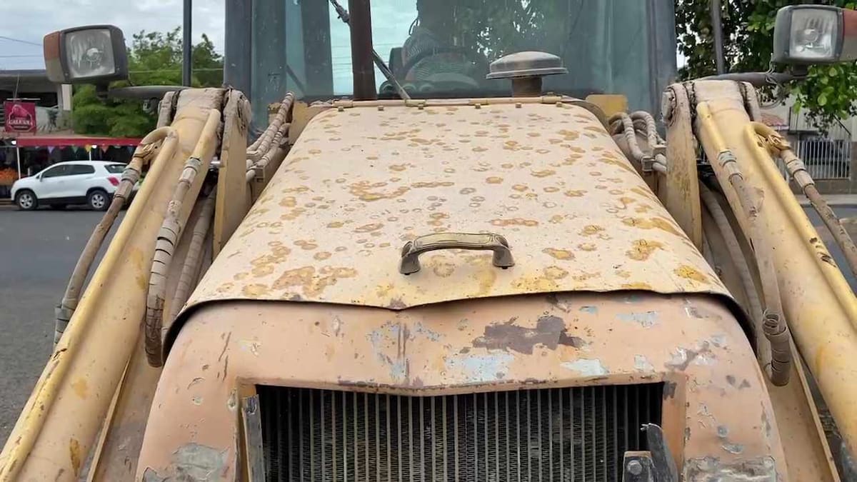 Pueden verse gotas de lluvia en el cofre de un tractor. / Imagen por Mayra Echeverría.