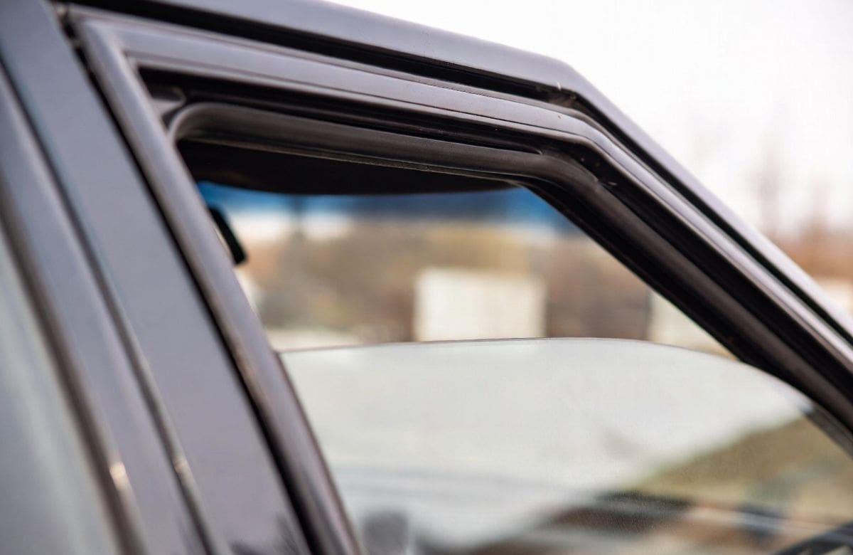 ¿Por qué las ventanas traseras de los autos no bajan por completo? | Foto: Grok