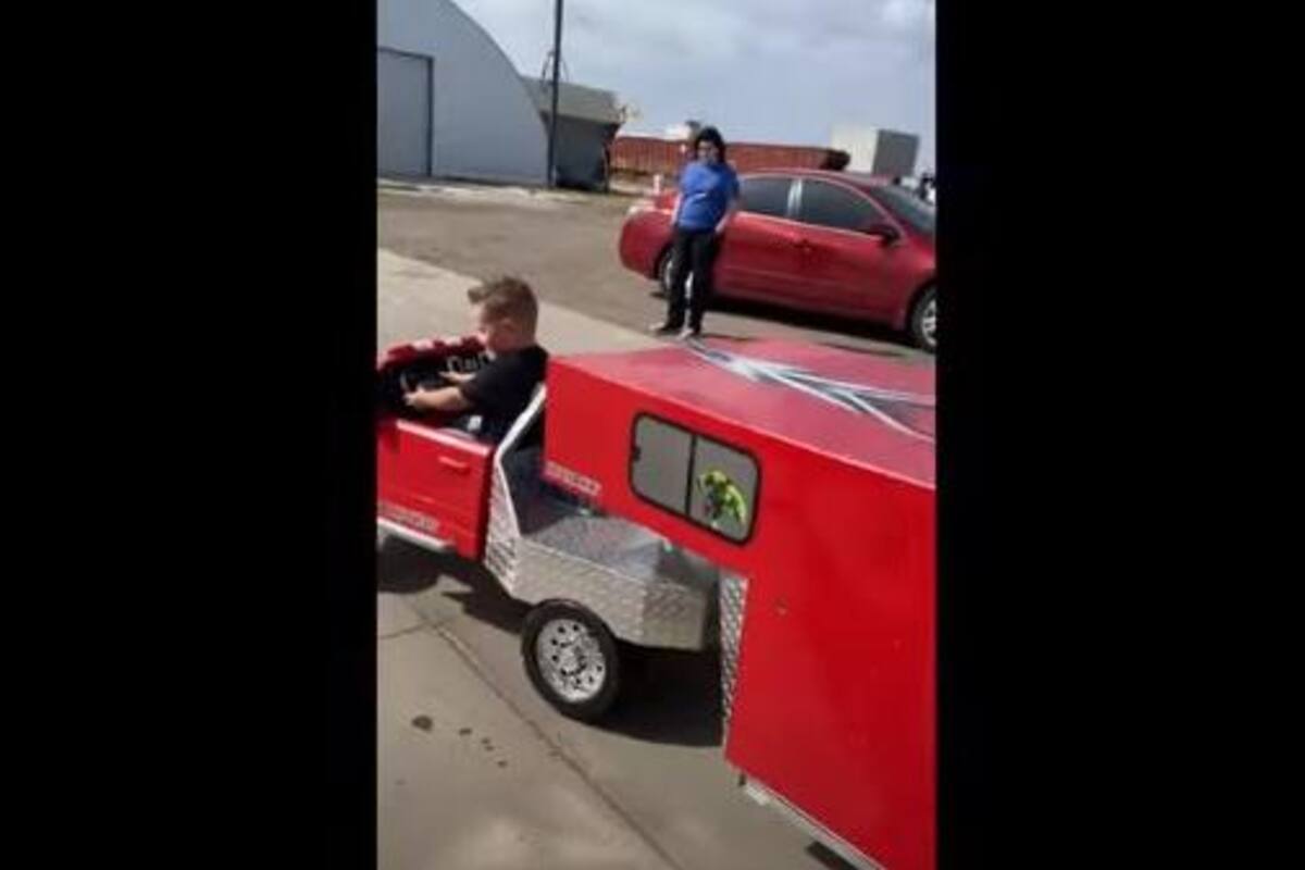 Este niño recibe un regalo muy especial por su cumpleaños