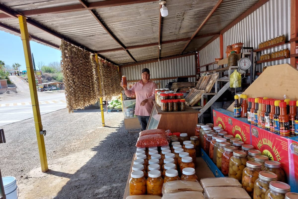 Convierten Las Viguitas entre Ímuris y Cíbuta en un tianguis carretero