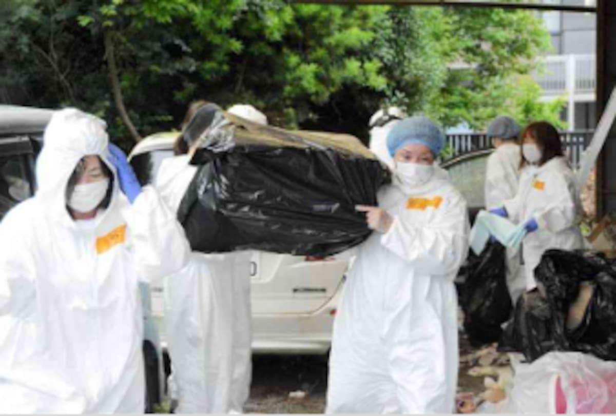 Voluntarios ayudando a limpiar el lugar. / Kumanichi.