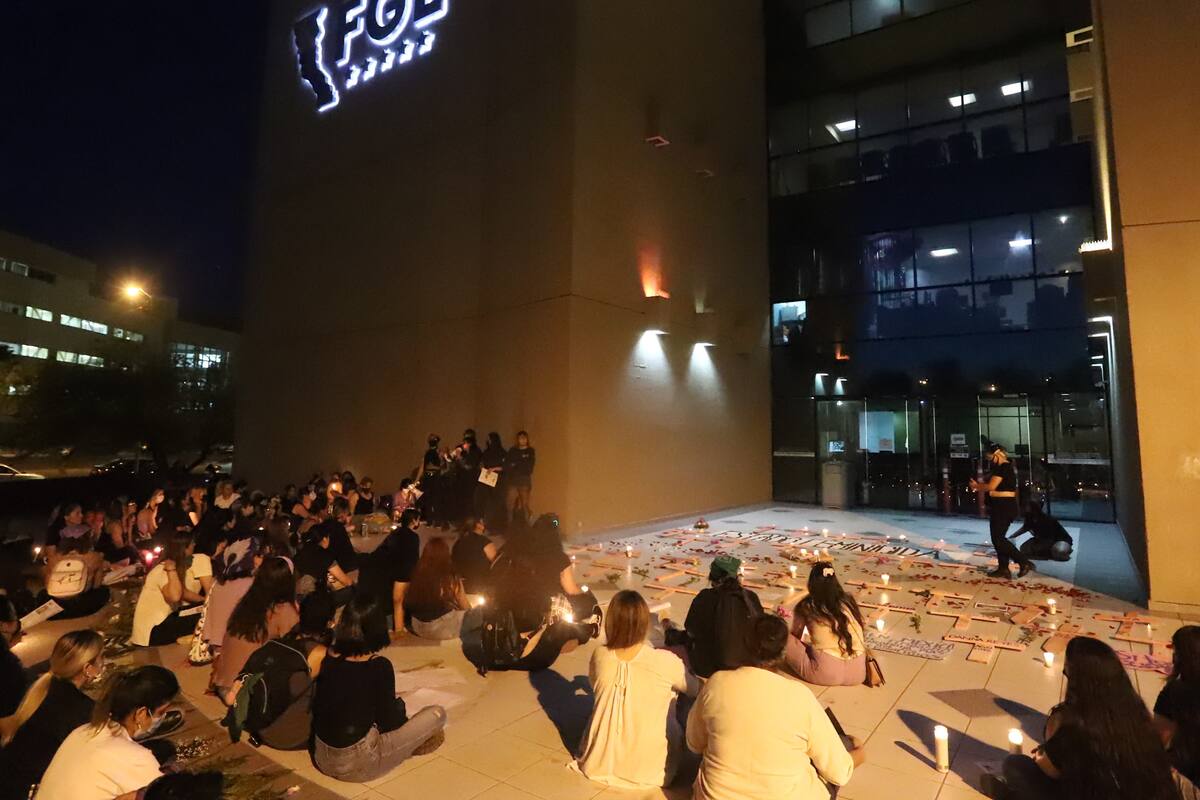 Realizan vigilia por mujeres desaparecidas frente a las instalaciones de FGE