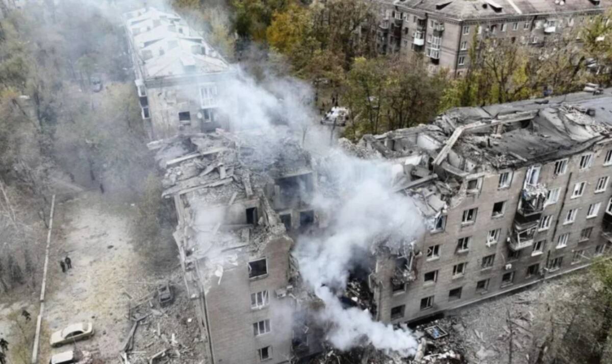 En esta imagen proporcionada por el Servicio de Emergencias de Ucrania el lunes 11 de noviembre de 2024, un humo sale de un edificio de apartamentos después de un ataque ruso en Kryvyi Rih, Ucrania. / Servicio de Emergencias de Ucrania-AP