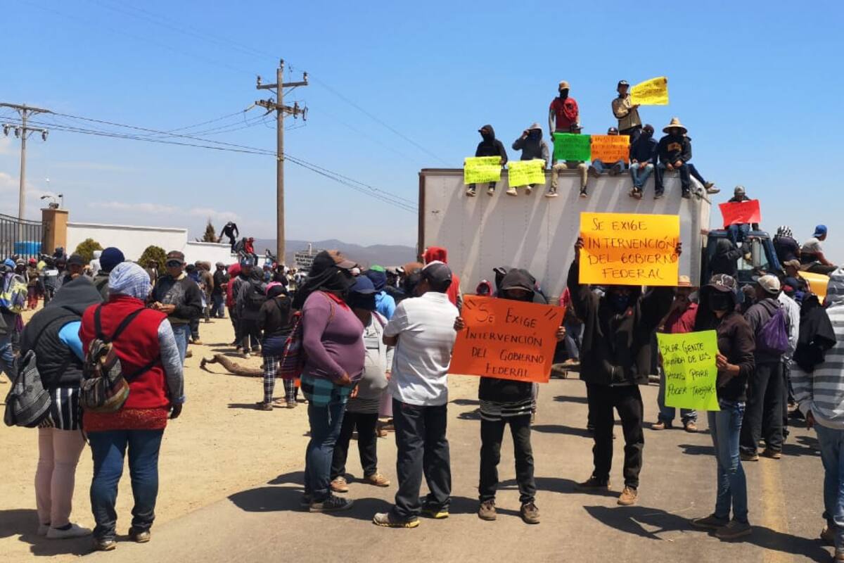 Jornaleros toman carretera por cierre de pozos