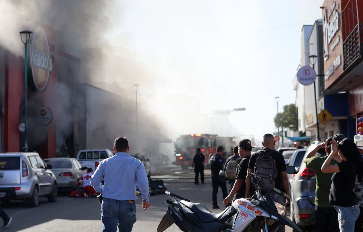 Diversos sectores de la sociedad esperan que las investigaciones que realizan las autoridades sobre el incendio de la tienda Waldo’s, en Hermosillo, arroje resultados y se haga justicia a las víctimas. FOTO: JULIÁN ORTEGA
