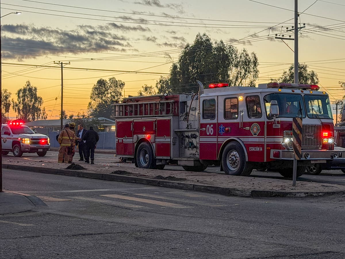 Un motociclista resultó gravemente herido la mañana del viernes tras chocar con un vehículo. El incidente movilizó a los cuerpos de emergencia, quienes brindaron los primeros auxilios al lesionado antes de reportar su estado como delicado.(Foto: Juan J. Morales)