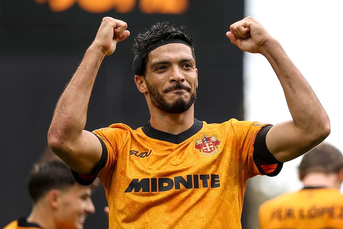 Raúl Jiménez sigue sin fallar penales, marca en goleada y pone líder al Wolverhampton en la Championship