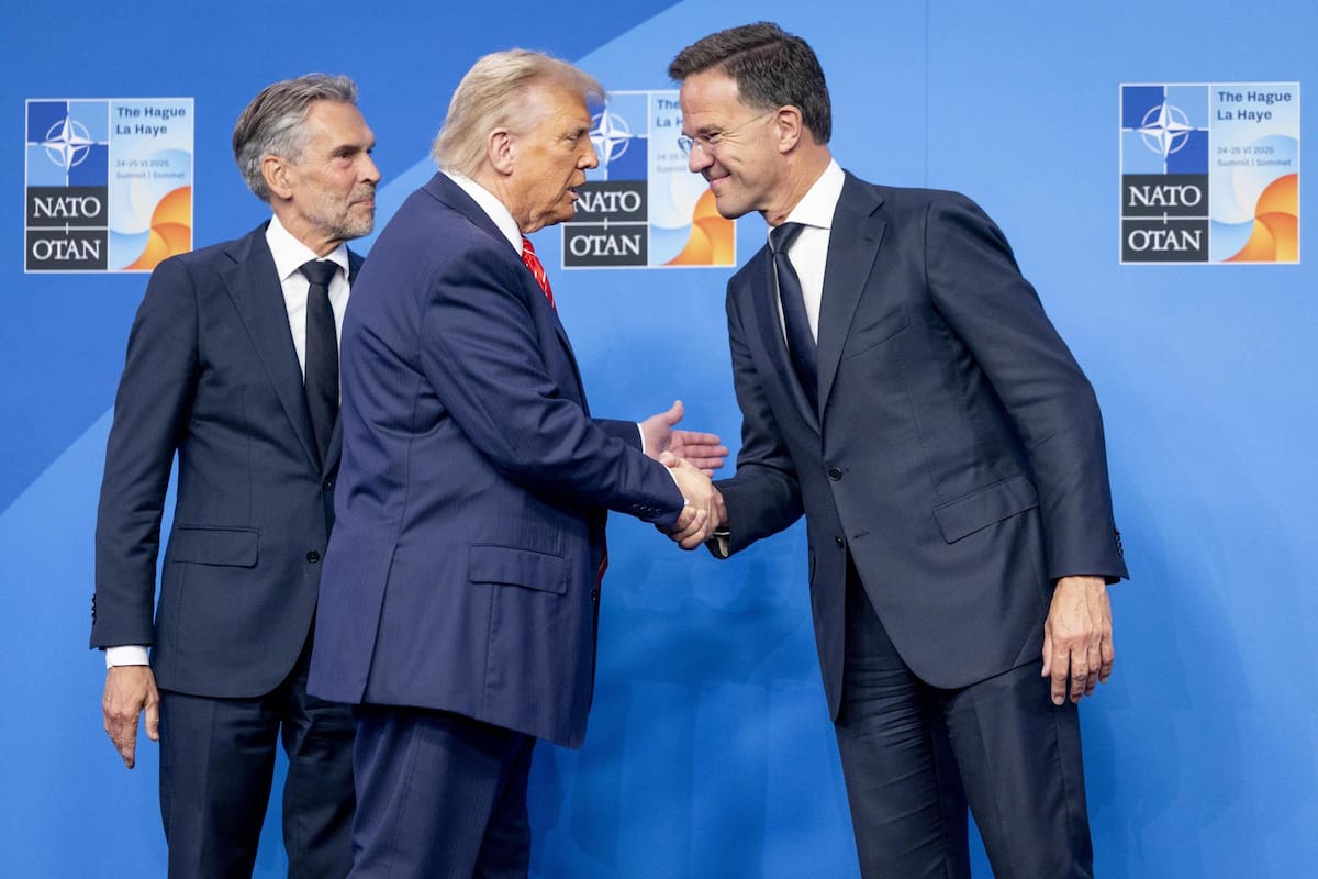 El jefe de la OTAN, Mark Rutte (derecha), junto con el primer ministro saliente de los Países Bajos, Dick Schoof (izquierda), da la bienvenida al presidente de Estados Unidos, Donald Trump (centro), al Foro Mundial con motivo de la Cumbre de la OTAN en La Haya, Países Bajos, el 25 de junio de 2025. Es la primera vez en la historia de la OTAN que los Países Bajos albergan una cumbre de la Alianza. | Crédito: EFE/EPA/KOEN VAN WEEL