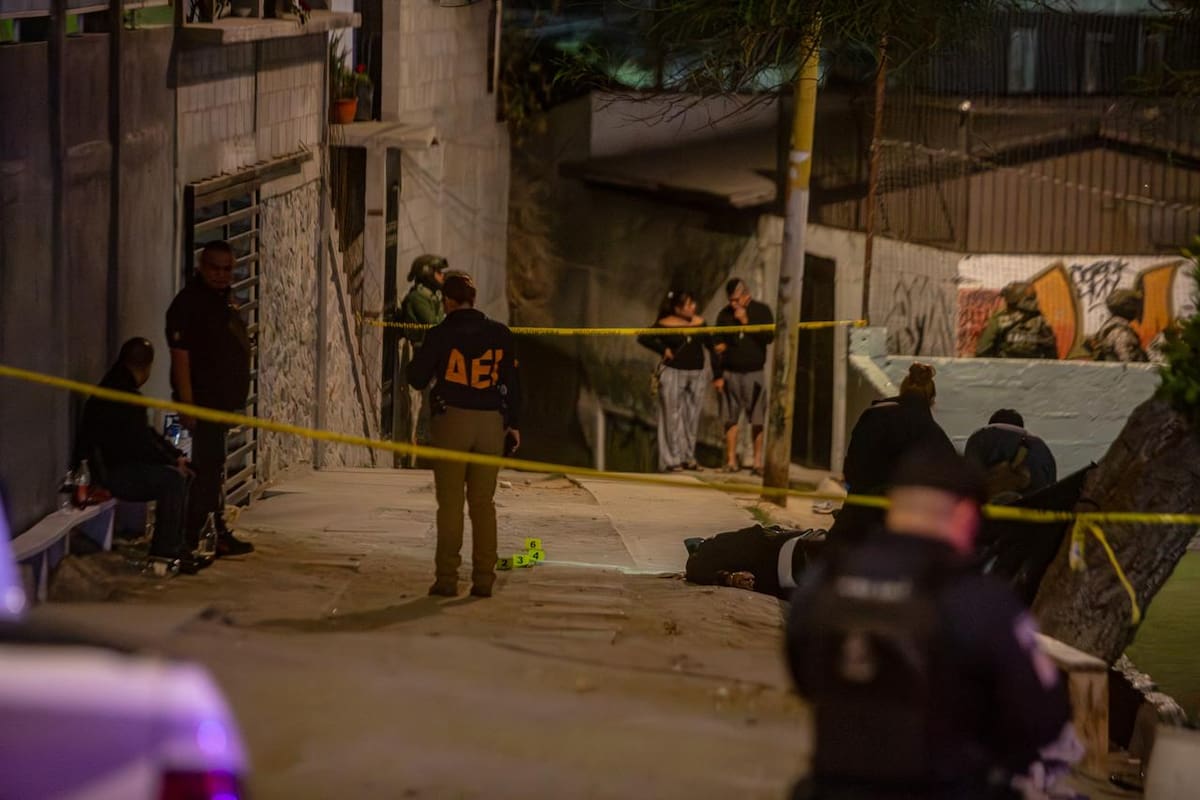 Paramédicos de la Cruz Roja acudieron al lugar, pero confirmaron que el joven ya no contaba con signos vitales. Foto: Border Zoom