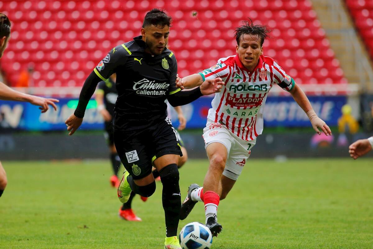 Chivas derrota 2-1 al Necaxa con gol de penal en tiempo de compensación
