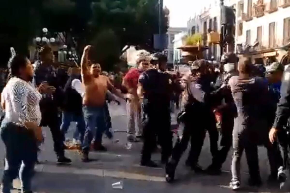 Enfrentamiento entre ambulantes y policías municipales en el centro histórico de Puebla