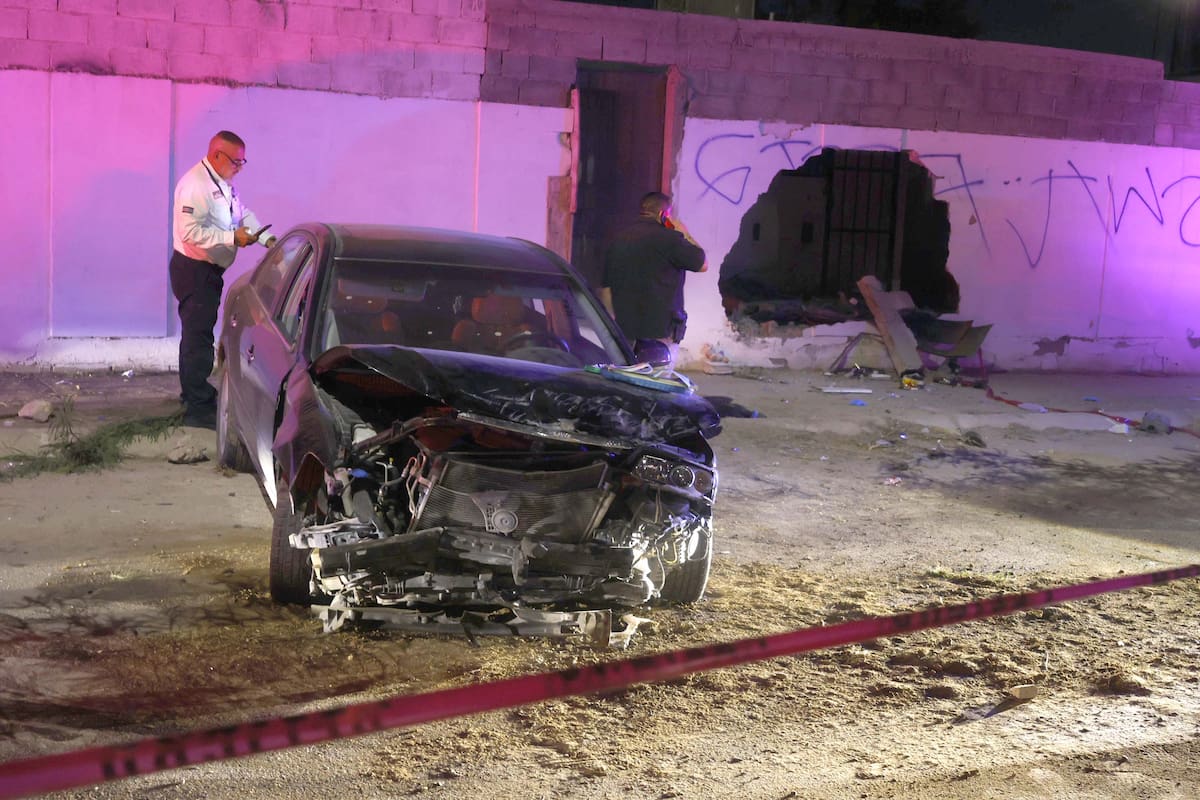 Un Hyundai Sonata con reporte de robo estuvo involucrado en el accidente en Villa Verde, Hermosillo, donde el conductor huyó tras atropellar a una mujer y su hija. FOTO: TEODORO BORBÓN