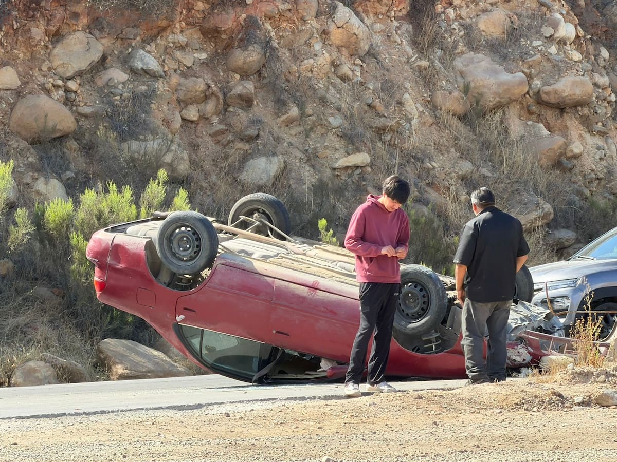 Un vehículo Toyota terminó volcado tras un choque registrado en dirección hacia Otay; no hubo personas lesionadas. Foto: Border Zoom