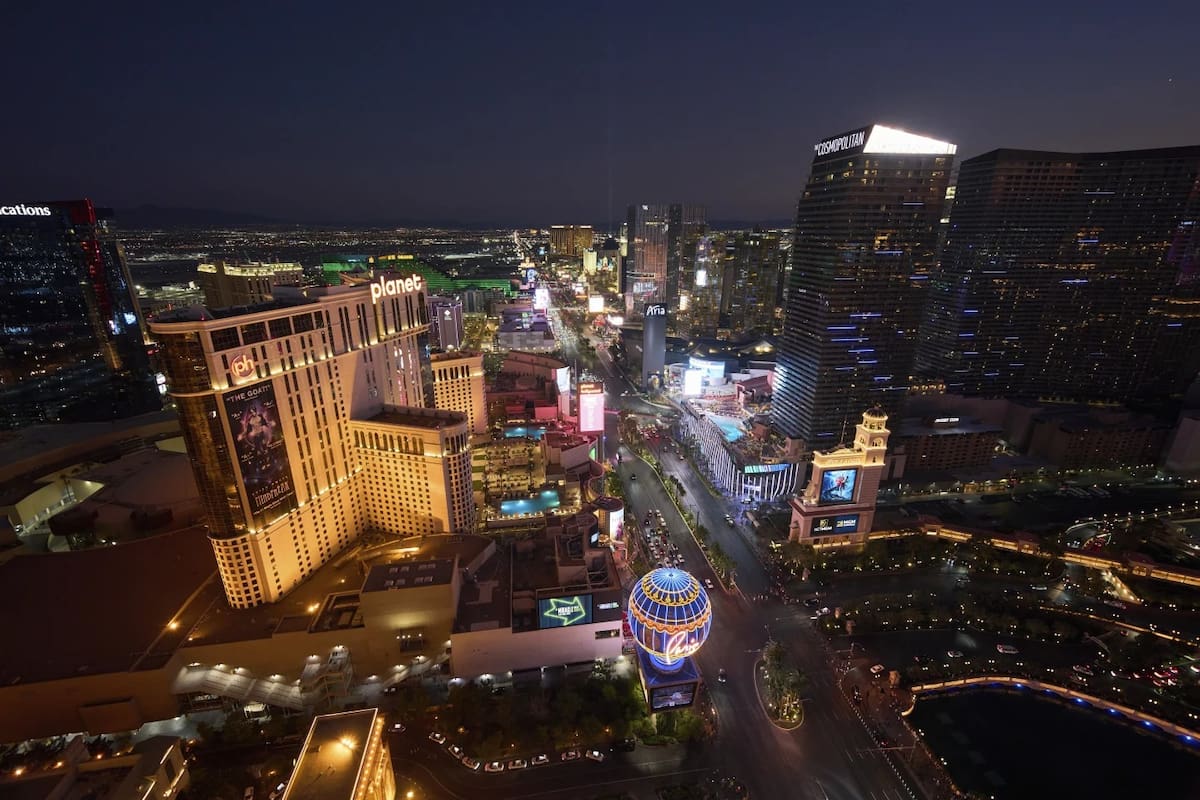 Autos circulan por el Strip de Las Vegas, sábado 2 de agosto de 2025. | Crédito: AP/John Locher