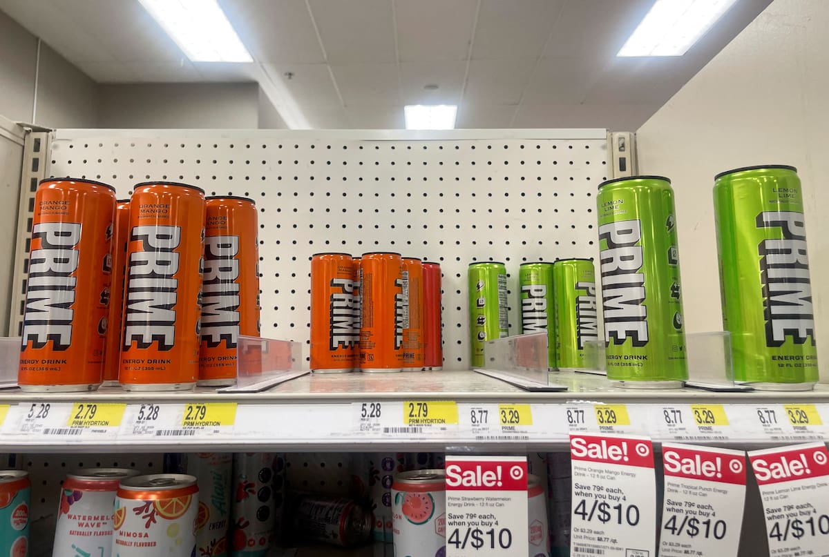 FOTO DE ARCHIVO. Latas de bebidas energéticas Prime en un estante en Target en Brooklyn, Nueva York, EEUU, 18 de agosto de 2023. REUTERS/Kailyn Rhone