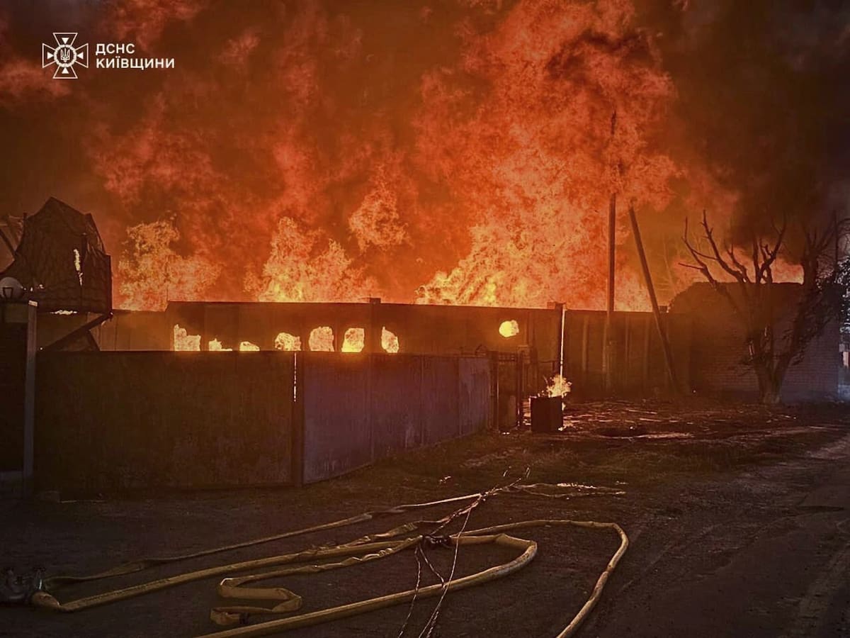 Esta foto proporcionada por el Servicio de Emergencias de Ucrania muestra un incendio tras un ataque ruso en la región de Kiev, Ucrania, el miércoles 9 de julio de 2025. | Crédito: Servicio de Emergencias de Ucrania vía AP