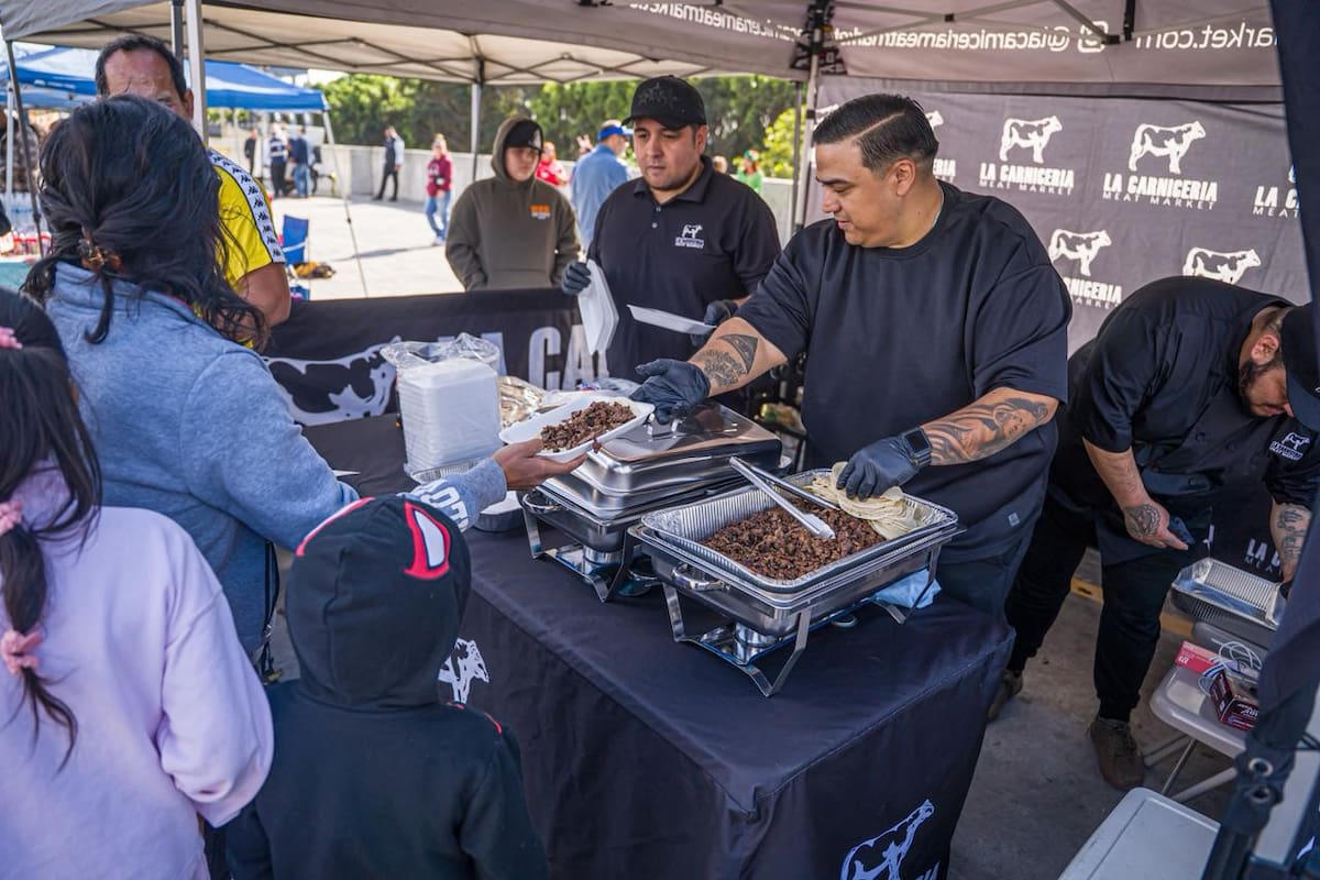 La “Marcha de los Milagros” reúne a emprendedores y ciudadanos en la explanada de la Catedral de Tijuana para apoyar a una niña que requiere una cirugía urgente