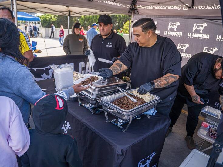 La “Marcha de los Milagros” reúne a emprendedores y ciudadanos en la explanada de la Catedral de Tijuana para apoyar a una niña que requiere una cirugía urgente