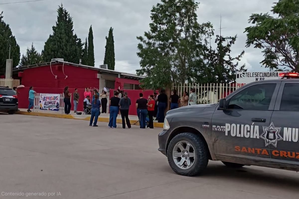 Padres de familia toman telesecundaria en Santa Cruz por inasistencia de maestra en el primer día del ciclo escolar 2026-2027