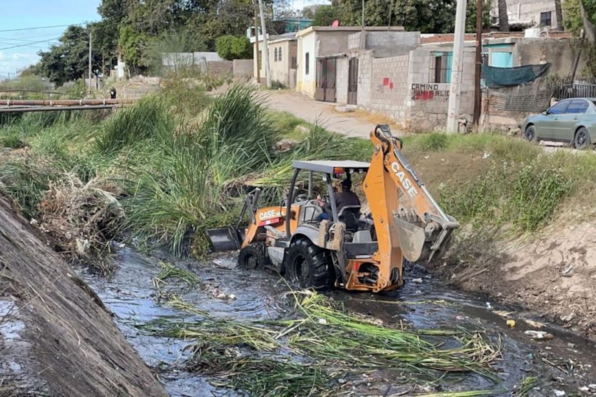 Limpia Ayuntamiento de Hermosillo canal de El Ranchito y el Coloso Bajo