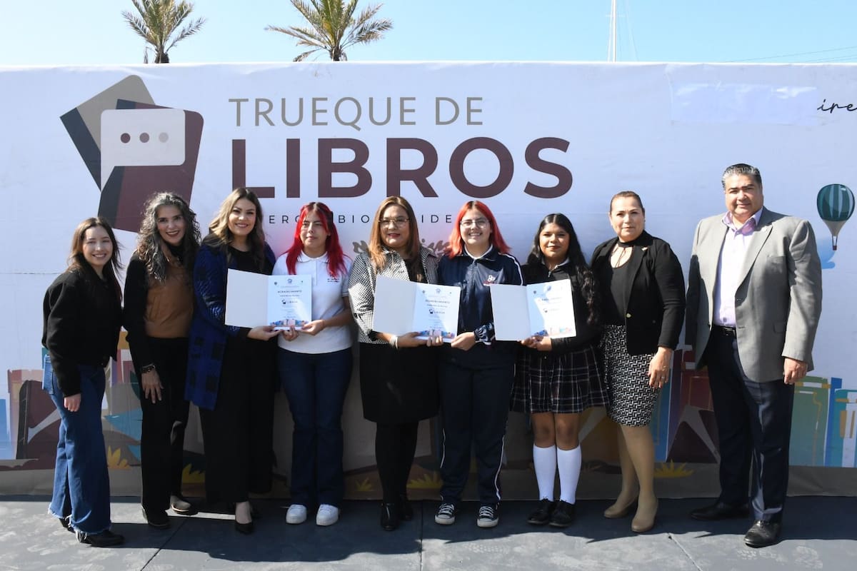 Intercambian libros en la Plaza Cívica