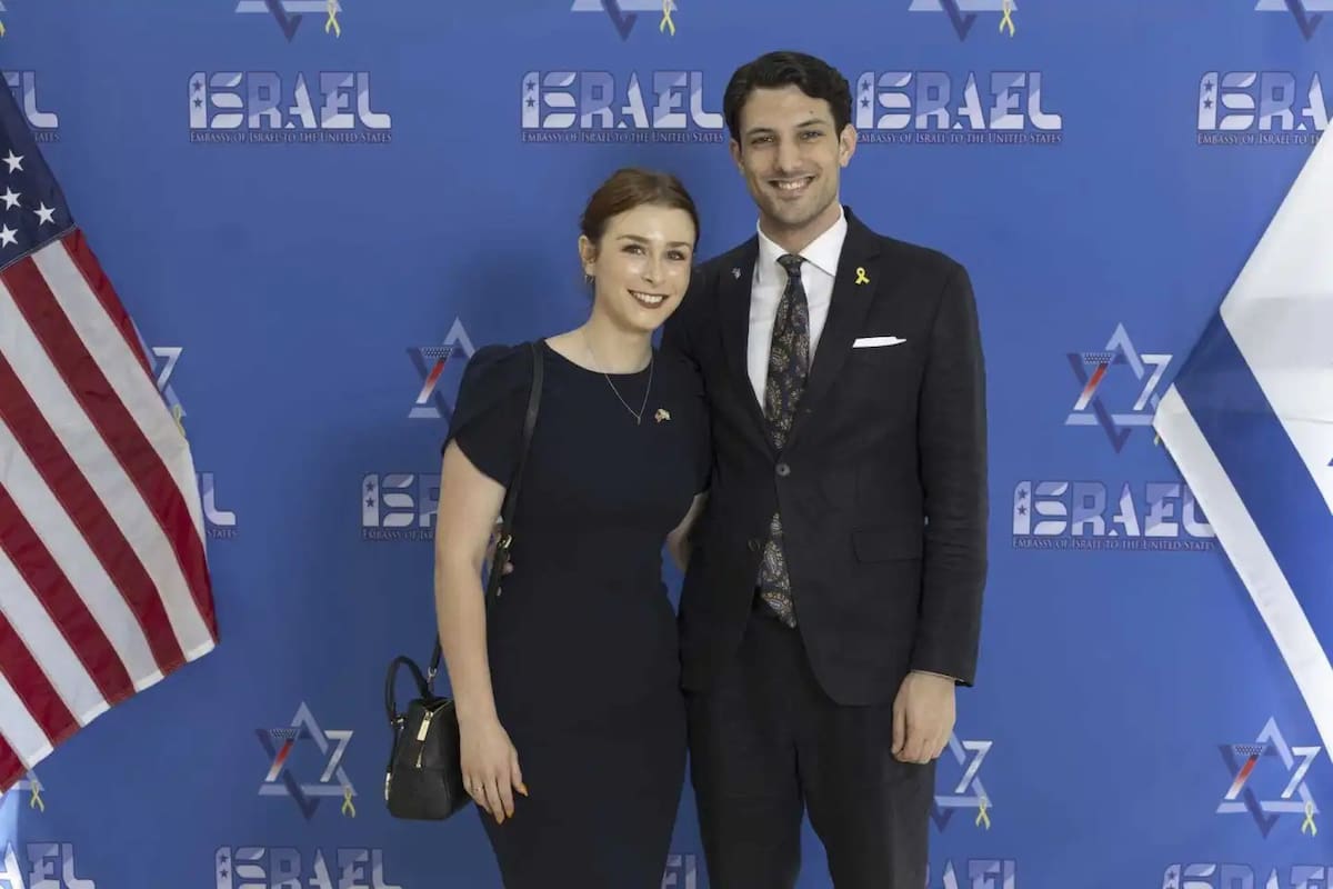 Esta foto proporcionada sin fecha por la embajada de Israel en EE.UU. muestra a miembros del personal de la Embajada de Israel en Washington, el ciudadano israelí Yaron Lischinsky, a la derecha, y la ciudadana estadounidense Sarah Milgrim, quienes fueron baleados y asesinados al salir de un evento en un museo judío en Washington. | Crédito: Embajada de Israel en EE.UU. vía AP