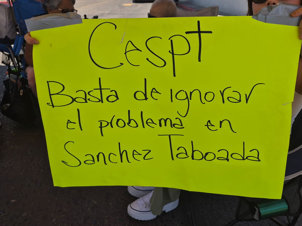 Vecinos y comerciantes de Sánchez Taboada se manifestaron frente a las oficinas de la CESPT para exigir acciones ante los deslizamientos y daños en la infraestructura de la zona. Foto: Michelle Castillo