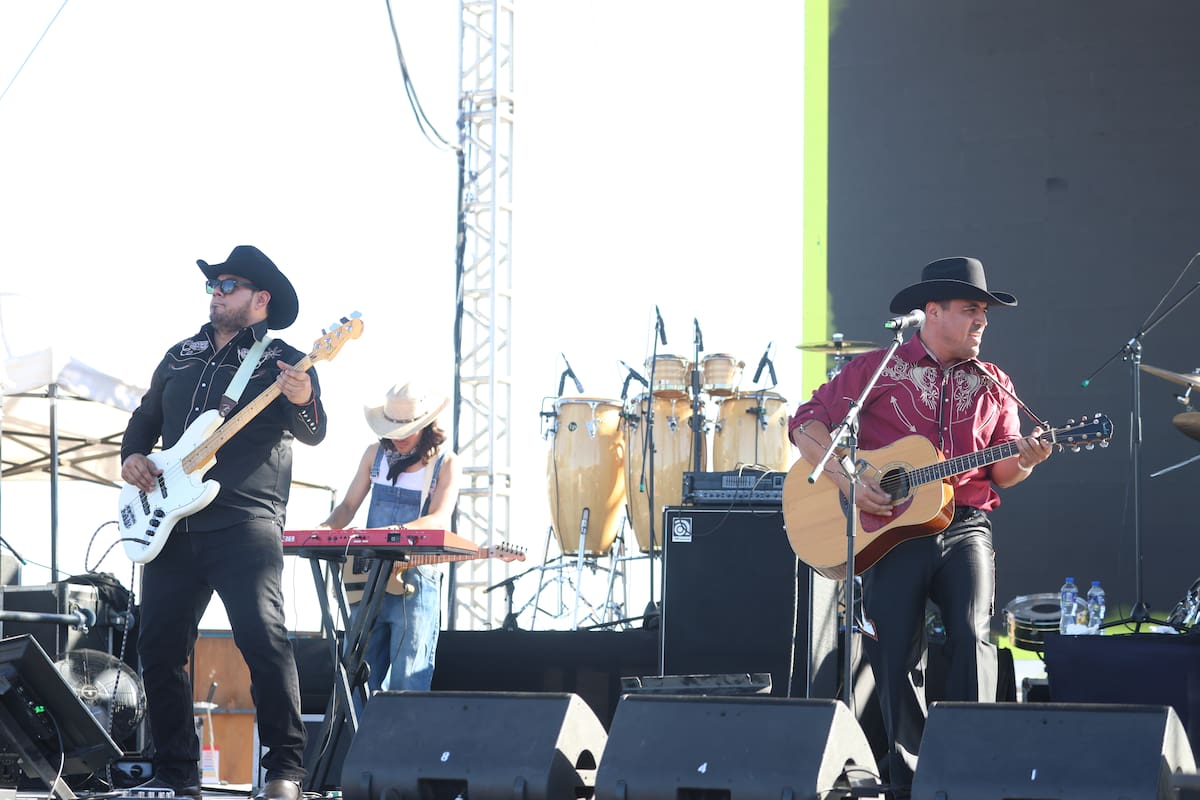 La Cura Fest vibra al ritmo de Murrieta Sur, la banda sinaloense que trae el country al rodeo