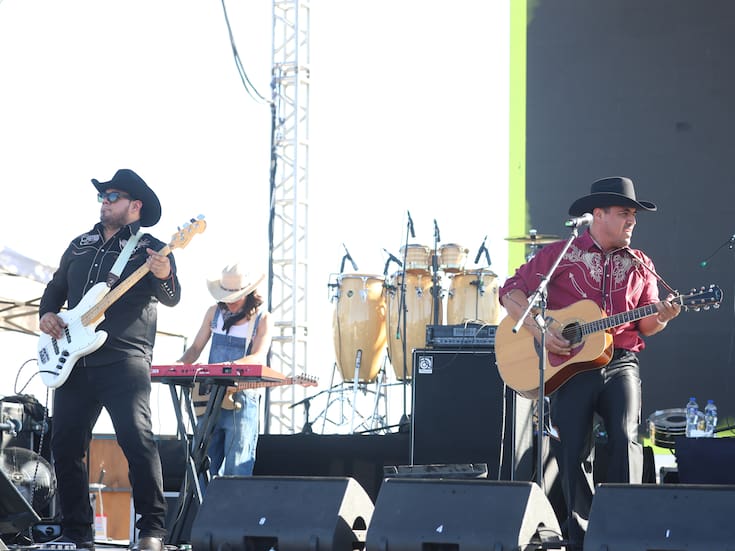 La Cura Fest vibra al ritmo de Murrieta Sur, la banda sinaloense que trae el country al rodeo