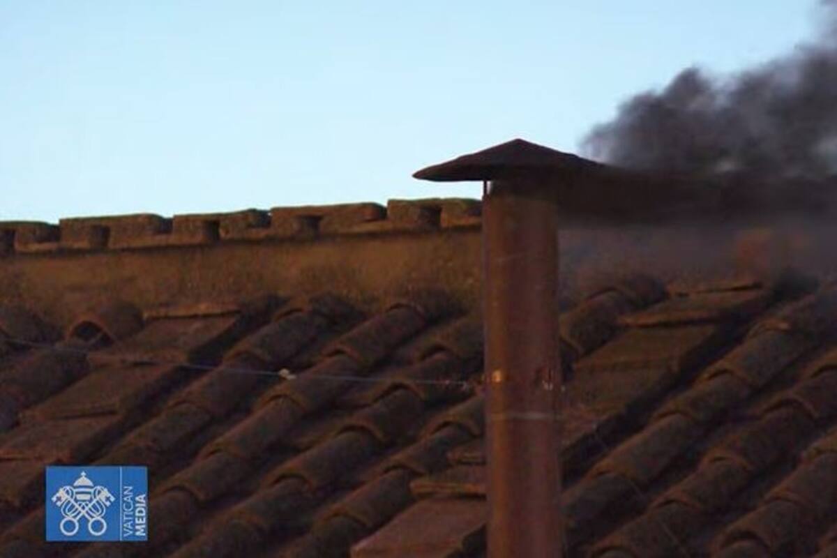 Humo negro: No hay papa tras la primera votación del cónclave